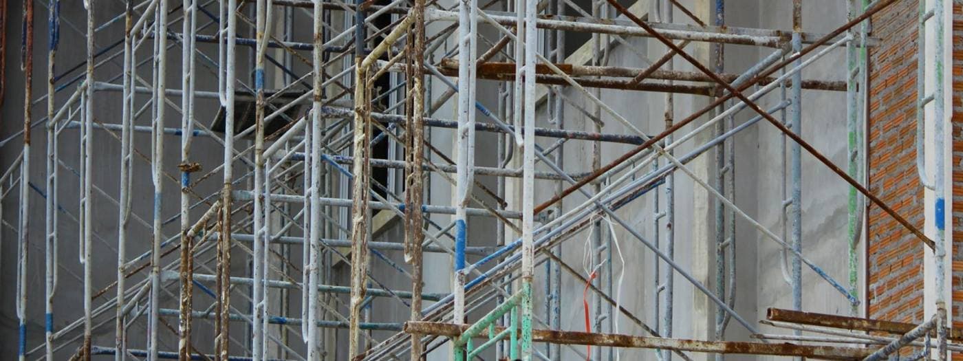 Andaimes metálicos montados em canteiro de obra